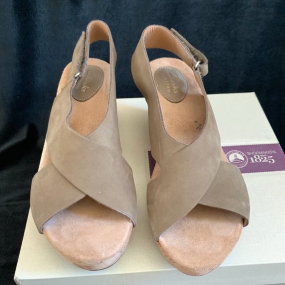 NEW IN BOX! Caslynn Shae Clark Wedge Sandals - Picture 3 of 7